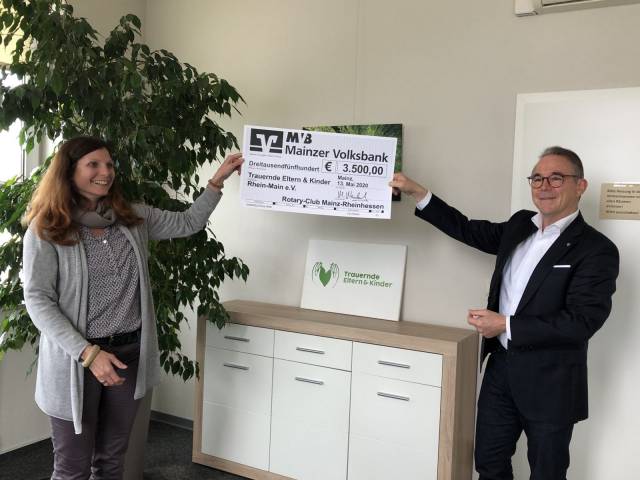 Scheckübergabe: v.l.n.r.: Nicole Sieben, Vorsitzende Trauernde Eltern & Kinder Rhein-Main e.V., Matthias Neubert, Vorsitzender Rotary Club Mainz-Rheinhessen